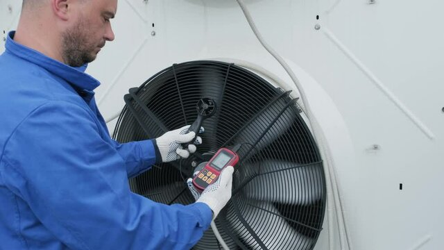 Testing with an anemometer of an axial fan of the condensing unit