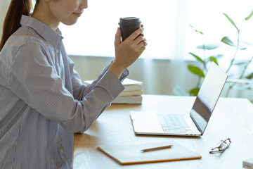 リモートワークを行う日本人女性の手元