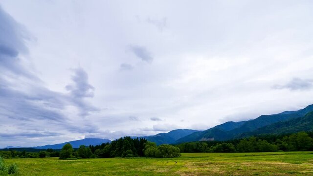曇り空　タイムラプス　雲の動き　草原