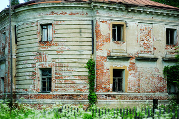 Fototapeta na wymiar Petrovskoe-Alabino Estate - the ruins of an abandoned farmstead at the end of the 18th century, Moscow Region, Russia.