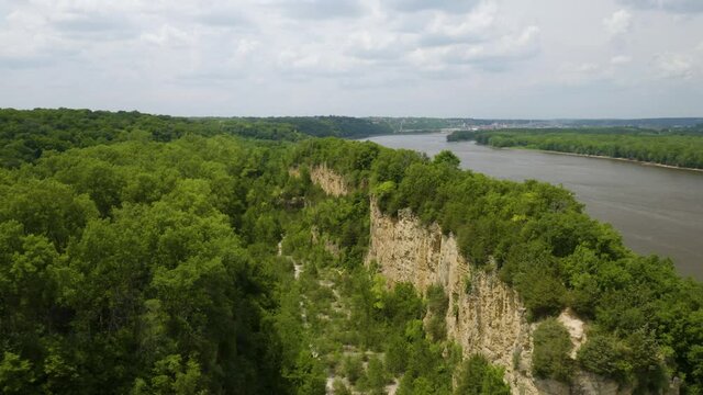 Drone Reveals Horseshoe Bluff acting as a Natural Barrier between Canyon Floor and the Mississippi River