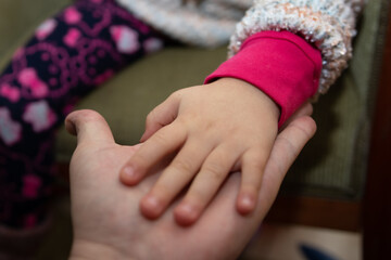 Hija da su mano al padre