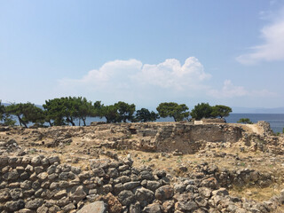 Hill of Kolona, just north of Aegina town, is the hill with one single column (kolona in Greek), last remnant of a Doric Temple of Apollo. Built in 520 BC, it stood on the prehistoric acropolis.