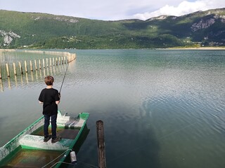 Pêche à la ligne - lac d'aiguebelette en savoie