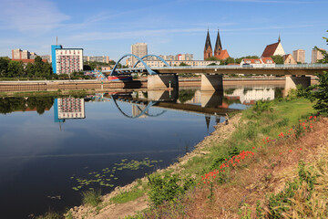 Stadtpanorama von Frankfurt (Oder); Blick vom polnischen Ufer auf Stadt, Fluss und Stadtbrücke
