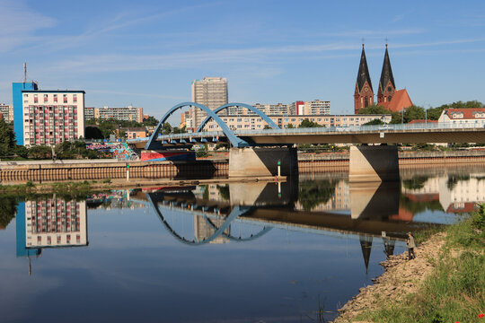 Stadtpanorama von Frankfurt (Oder); Blick auf Stadt, Fluss und Stadtbrücke