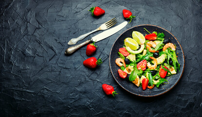 Summer salad with shrimps and strawberries