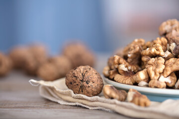 Fototapeta na wymiar Walnut kernels and walnuts