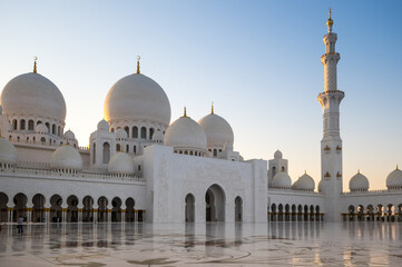 Fototapeta na wymiar The Sheikh Zayed Grand Mosque in Abu Dhabi