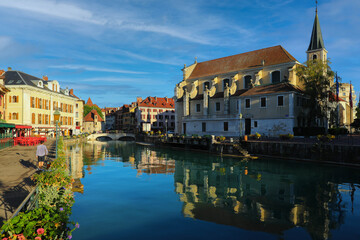 Fototapeta premium Colourful medieval buildings reflected on water of the canal in Annecy, France