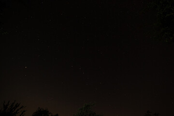 Le ciel étoilé avec la Grande Ourse, un ciel de nuit au début de l´été.