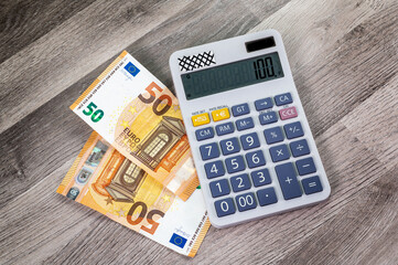 50 euro bills with calculator nearby