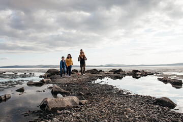 Obraz premium A young family is resting on the riverbank.