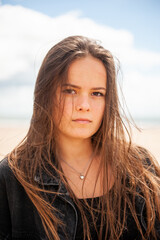 Fototapeta premium Portrait jeune femme extérieur