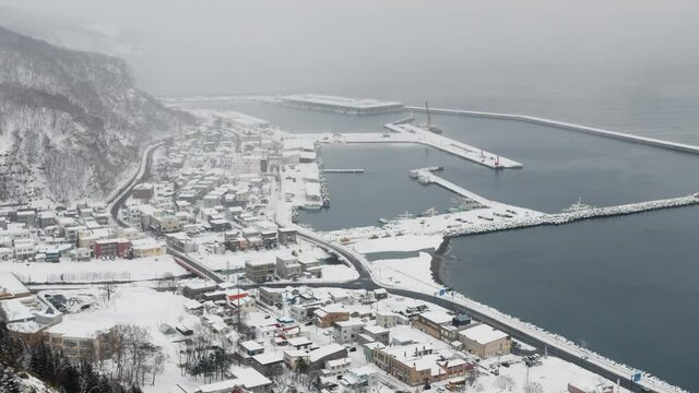 北海道で撮影、雪で覆われた街の映像。