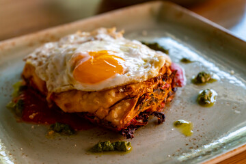 lasaña vegetal con huevo frito