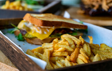 Patatas fritas acompañadas de Sándwich