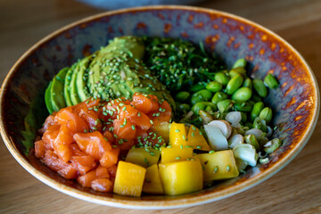 Poke de salmón con mango