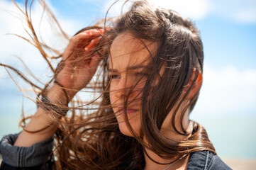Portrait jeune femme extérieur