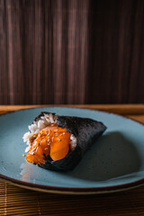 Temaki de salmón con madera de fondo 
