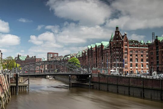 Timelapse der Speicherstadt Hamburg mit Brücke und wandernden Wolken