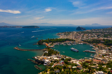 Porto Naturale d Ischia con sfondo di Capri Procida e Sorrento
