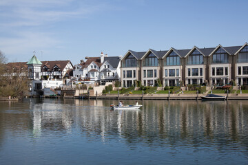Fototapeta na wymiar Buildings and boats along the Thames at Maidenhead in the UK