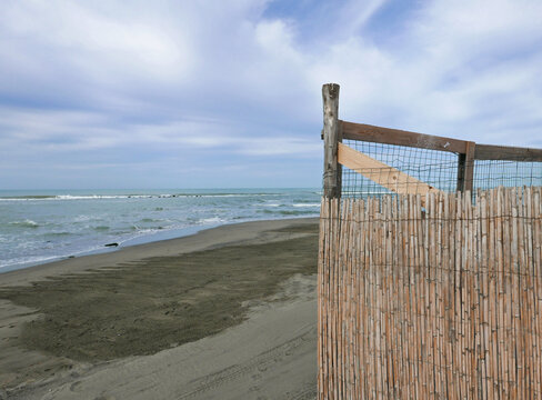 vista malinconica di un pezzo di palizzata sulla riva del mare in inverno