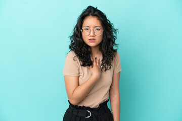 Naklejka premium Young asian woman isolated on blue background pointing to oneself