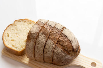 ライ麦粉をふりかけた、カット後のフランスパン