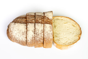 ライ麦粉をふりかけた、カット後のフランスパン