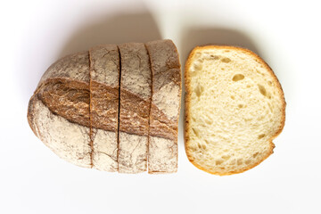 ライ麦粉をふりかけた、カット後のフランスパン