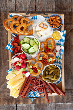 Herzhafte Brotzeit mit Wurst und Kaese