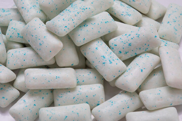 Chewing gum pellets with fresh cool mint flavor