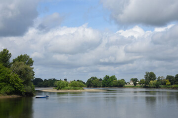 Fototapeta na wymiar Dordogne river. La Dordogne, Vignonet, Gironde, France