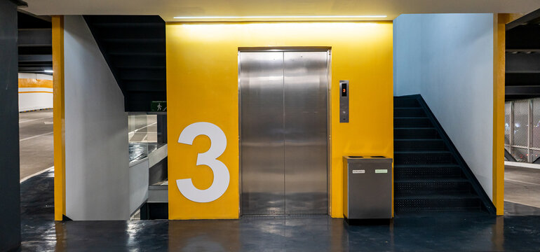 Elevador en piso 3 de un centro comercial
