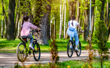 Naklejka premium Cyclists ride on the bike path in the city Park