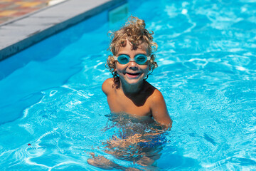 Naklejka premium Curly boy in the pool with glasses