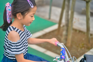 自転車に乗る女の子