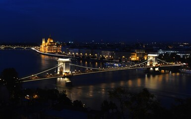 Fototapeta na wymiar Chain Bridge in Budapest at night