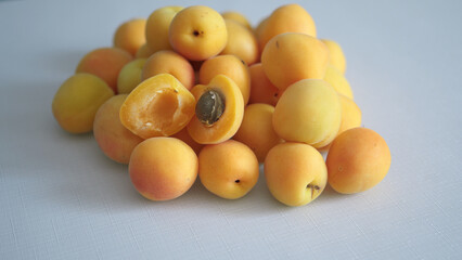 Peaches lie on the table