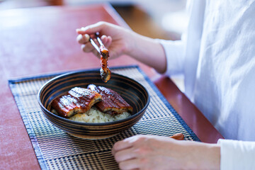 鰻丼　食べる　シニア　【 土用 の 丑の日 イメージ 】