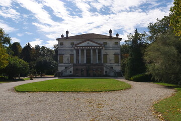 A large building with grass in front of a house Villa Avezzu Fratta Polesine 