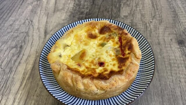 Quiche aux oignons sur une assiette