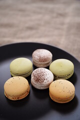 Macaron di vari gusti sul piatto 
