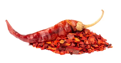 Fotobehang Gedroogde rode chili vlokken met zaden, geïsoleerd op een witte achtergrond. Gehakte chili cayennepeper. Specerijen en kruiden. © vandycandy