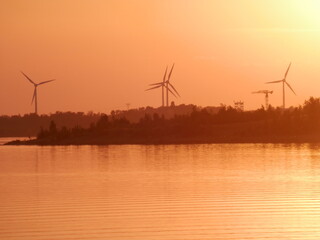 Windräder während eines Sonnenuntergangs am Zwenkauer See