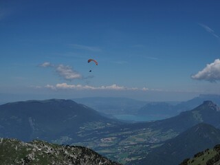 voltige parapente avec vue sur le lac d'Annecy