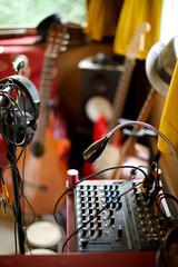 Table de mixage et matériel musique - micro casque écouteur audio - guitare basse
