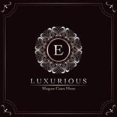 Obraz premium Elegance Ornate Luxury Mandala Badge Letter E Logo Design Decorative Frame Template